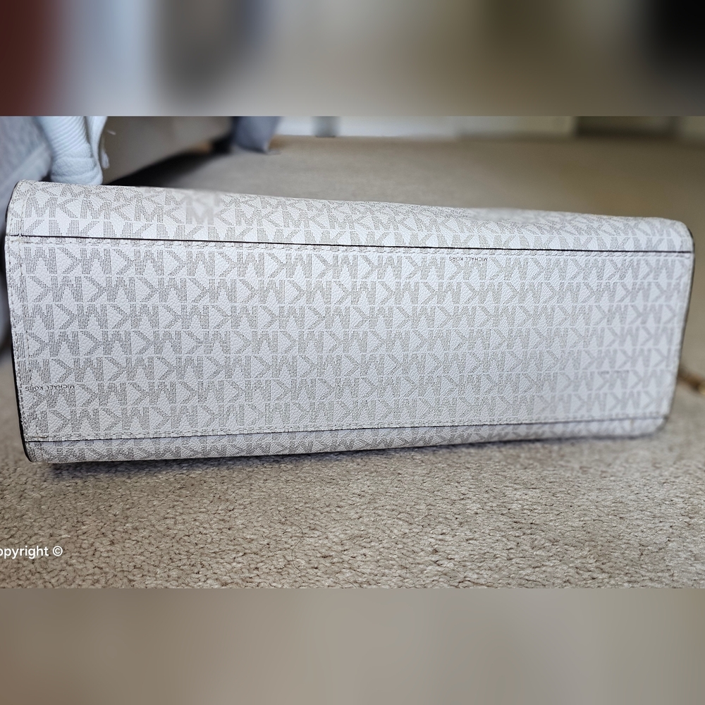 Michael Kors Kenly Logo Bag - Picture 5 of 6